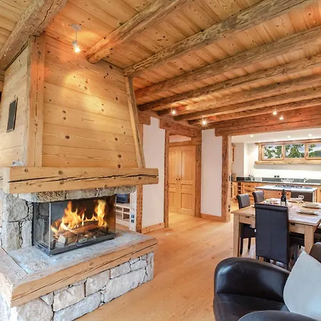 De 115m² Avec Terrasse Et Cheminee A Chamonix-mont-blanc, Proche Centre Et Telepherique - Fr-1-343-178